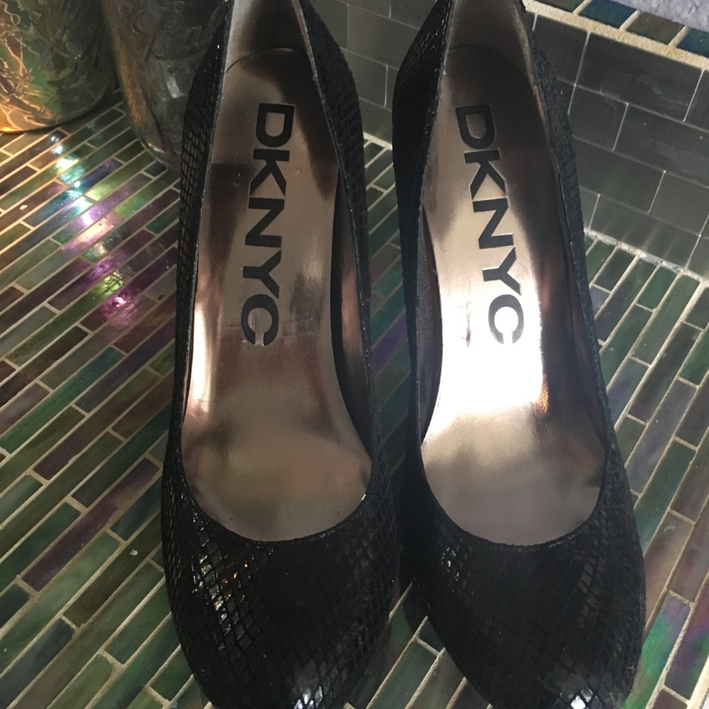 DKNYC BLACK PUMPS